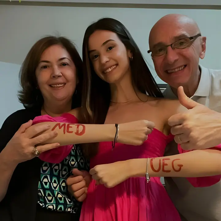 Família celebrando aprovação em medicina